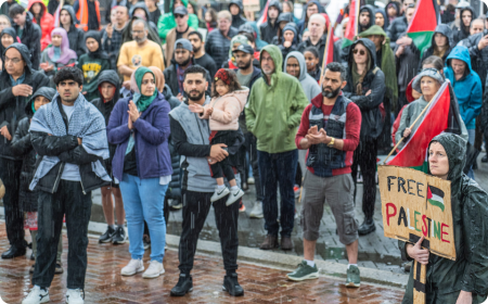 Dav tleská řečníkovi – Rally For Palestine, Dunedin, NZ, So. 4. listopadu 2023