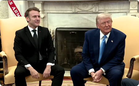 Fotografie z Bílého domu zobrazující Emmanuela Macrona a Donalda Trumpa při setkání, kde diskutovali o mírových plánech a bezpečnostních zárukách pro Ukrajinu.