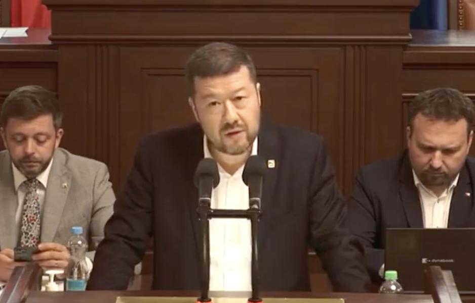 Tomio Okamura v poslanecké sněmovně kritizoval vládu za migraci