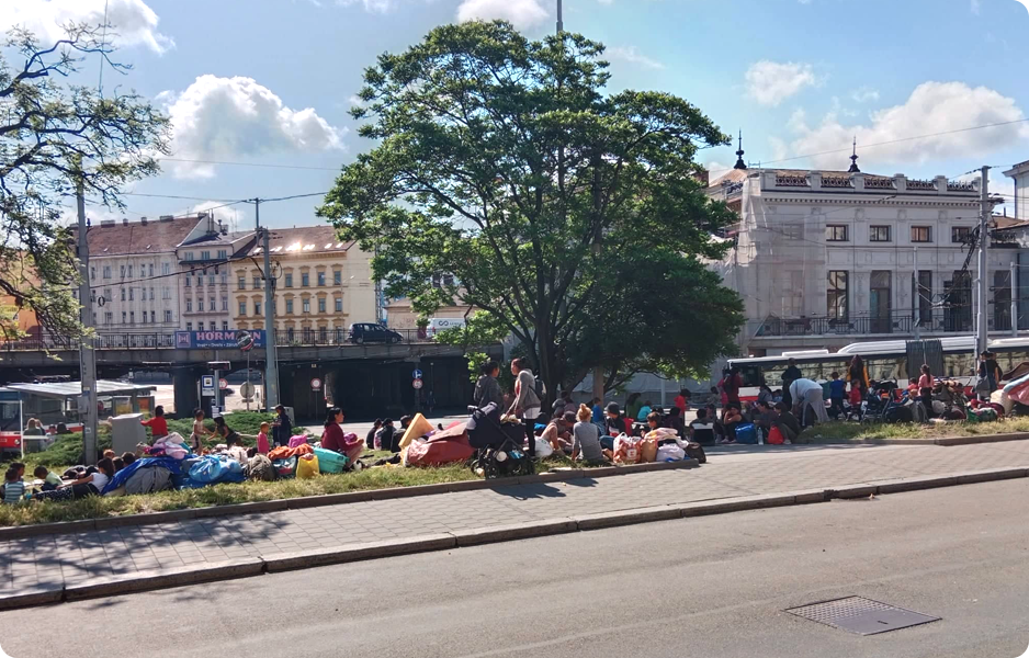 Desítky Romů okupují brněnské Hlavní nádraží