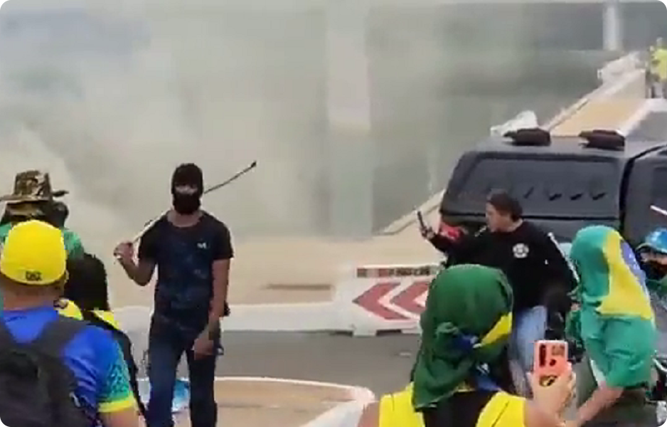 Maskovaní provokatéři rozdmýchali mezi pokojnými demonstranty násilí