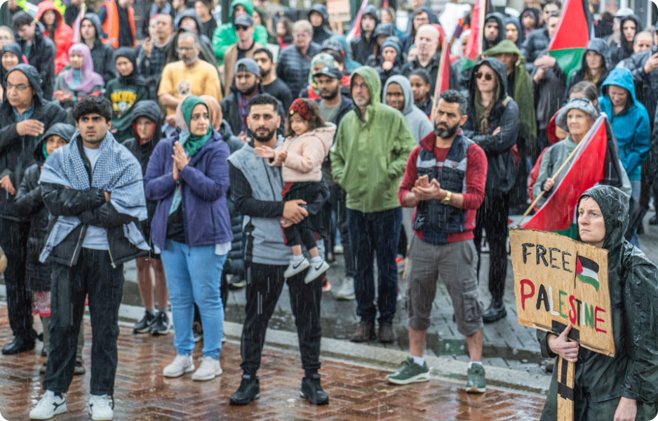 Dav tleská řečníkovi – Rally For Palestine, Dunedin, NZ, So. 4. listopadu 2023