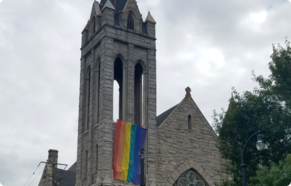 LGBT duhová vlajka je vyvěšována na kostelích