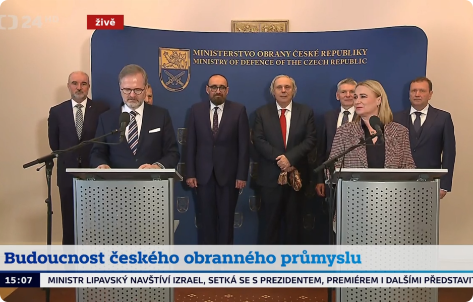 Fotografie premiéra Fialy a ministryně Černochové při diskusi o investicích do tuzemských zbrojovek a modernizaci obrany.