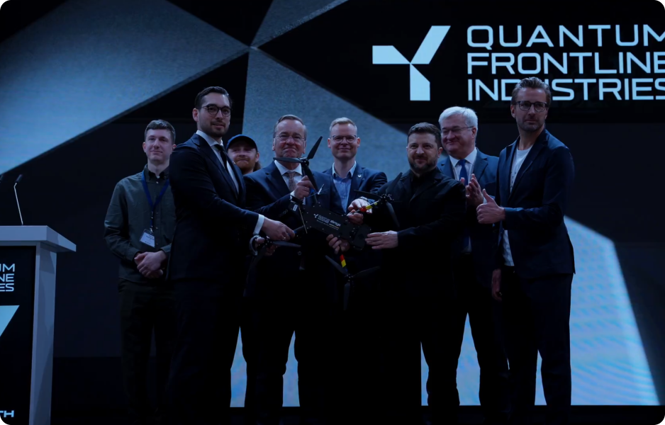 Volodymyr Zelenskyj představuje první útočný dron vyrobený v Německu v rámci německo-ukrajinského společného podniku za účasti ministra obrany Borise Pistoriuse.