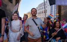 V čele průvodu Prague Pride ministr vnitra Vít Rakušan