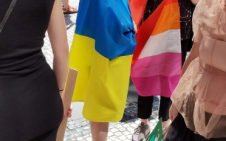 Nesmělo chybět dítě zahalené v ukrajinské vlajce