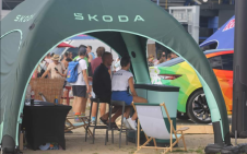 Stánek rozbila i automobilka Škoda Auuto, která prezentovala vůz Škoda Enyaq Coupé Respectline