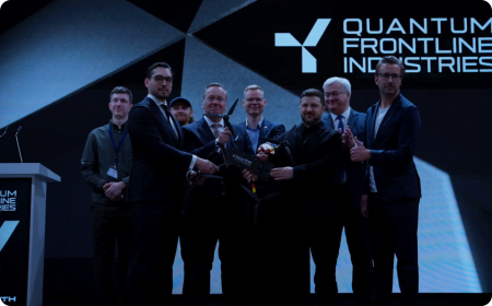 Volodymyr Zelenskyj představuje první útočný dron vyrobený v Německu v rámci německo-ukrajinského společného podniku za účasti ministra obrany Borise Pistoriuse.